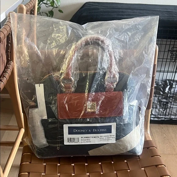 Dooney & Bourke midnight blue Aubrey Satchel. Includes cosmetic pouch NWT - Picture 4 of 9